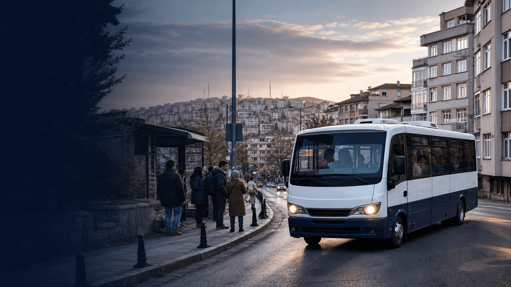 İstanbul'da bir durakta yolcu alan minibüs